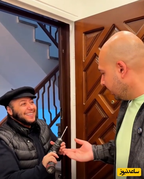 مازیار لرستانی دست به دامن دریل شد!شغل جدید مازیار لرستانی به عنوان نصاب پرده وقتی هیچ سررشته ای از کارهای فنی ندارد عوضش سطح طنزش بالاست😂+فیلم