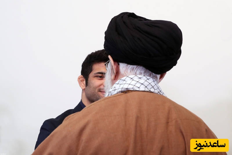قهرمان کشتی آزاد: از هدیه رهبر انقلاب حسابی غافلگیر شدم؛ این چهره دوست‌داشتنی کشتی هدیه رهبر را در کجا نگهداری می‌کند؟+عکس