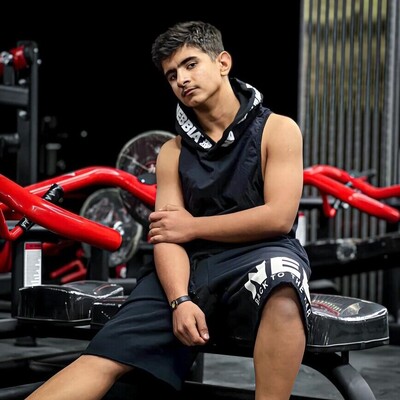تمرینات سخت ورزشی پسر هادی چوپان در باشگاه پدرش/ مشخصه قراره جای پدرش رو بگیره + فیلم