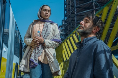 سکانس جنجالی زیبا صدایم کن؛ وقتی امین حیایی سوار ماشین گشت ارشاد شد و تمام دخترانی که دستگیر شده بودند رو پیاده کرد! +ویدیو