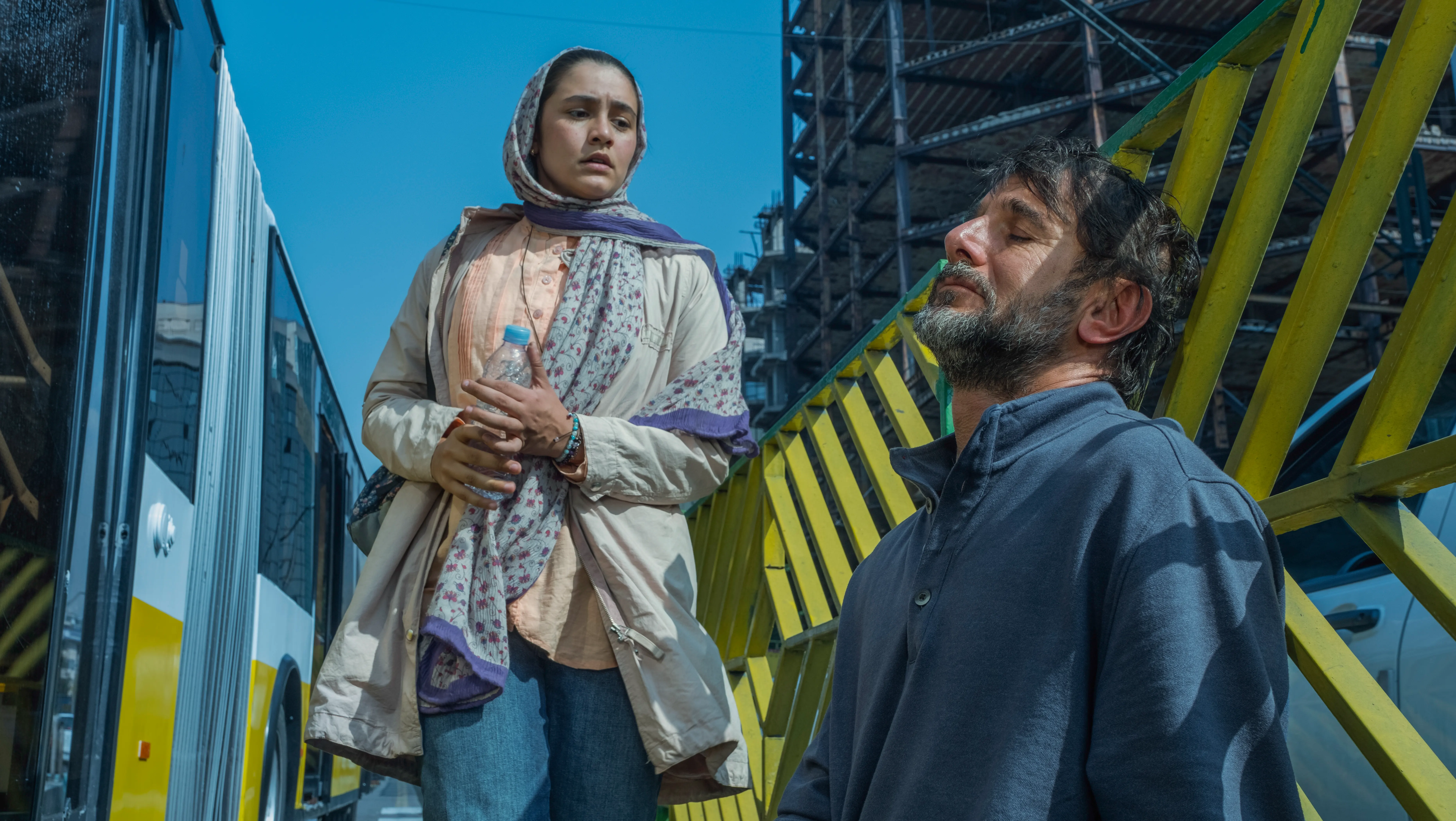 سکانس جنجالی زیبا صدایم کن؛ وقتی امین حیایی سوار ماشین گشت ارشاد شد و تمام دخترانی که دستگیر شده بودند رو پیاده کرد! +ویدیو