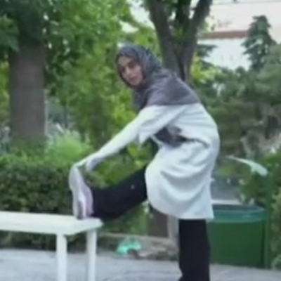 پخش تصاویر عجیب از ورزش کردن پا باز یک زن روی آنتن زنده صداوسیما !+فیلم