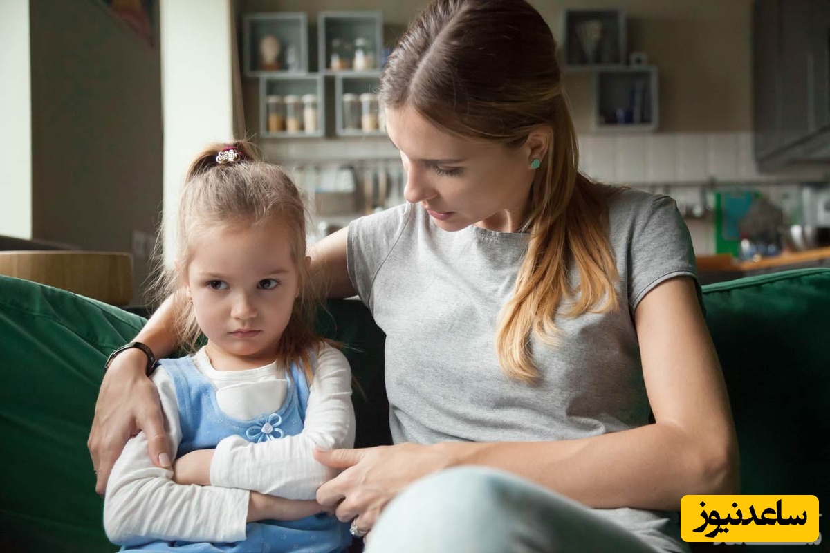 مادر در حال صحبت با کودک ناراحت خود