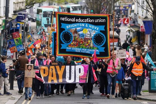 تظاهرات و اعتصاب معلمان انگلیسی بر سر افزایش دستمزد/ PA