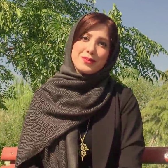 (ویدیو) احساسی‌ترین شعر ساناز رئوف با صدای روح‌نواز باران نیکراه: خود را بفروشی به کسانی به چه قیمت؟/ از خانِ فلک خوردنِ نانی به چه قیمت؟...