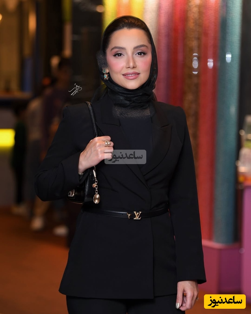 با نازنین بیاتی خوش استایل باشید / نگاهی به استایل مونوکروم مشکی خیره کننده خانم بازیگر با ترندهای روز و گوشواره‌های فیروزه‌ای که بیانگر هنر و اصالت هنرمند ایرانی است