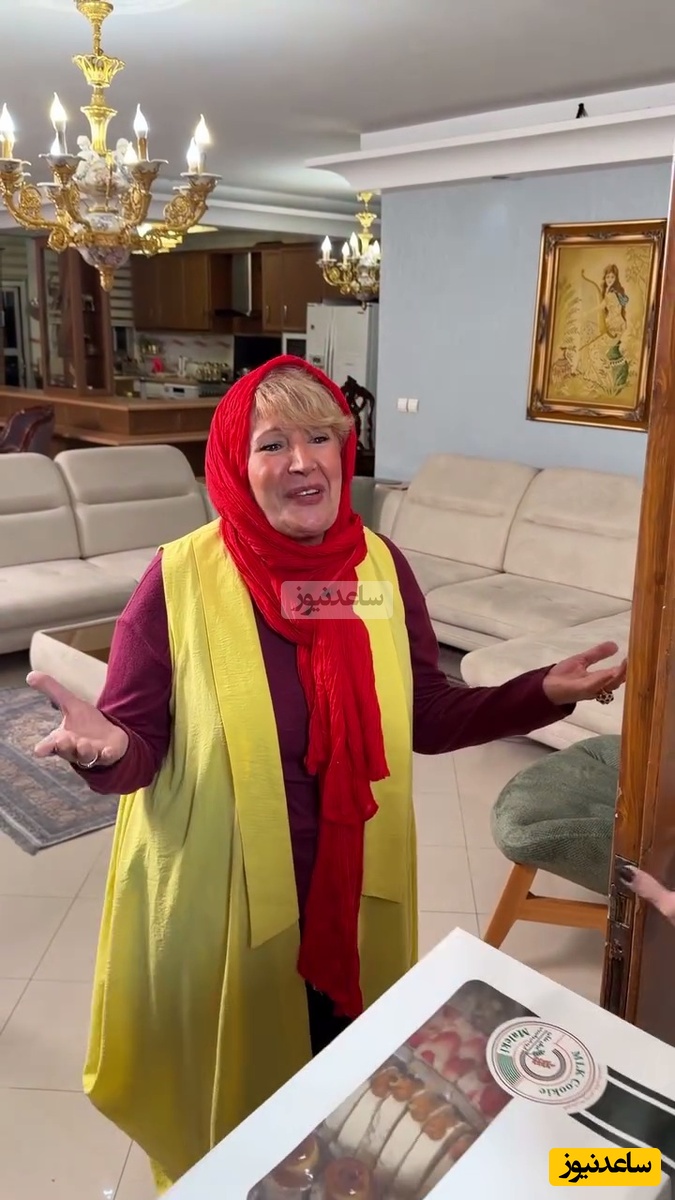 فیلم/ نگاهی به چیدمان منزل شاه پسند و کاخ مانند شهین تسلیمی مادر مهربان سینمای ایران در روز مادر مزین به مبلمان ایتالیایی هنر دست اوستا نجار، لوستر مجلل، آباژور رومیزی ، فرش ابریشمی و...