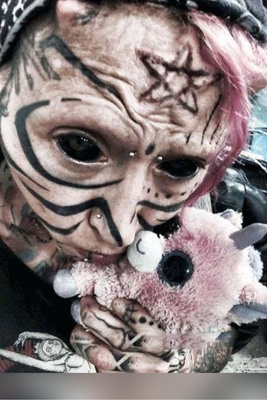 ماجرای ترسناک‌ترین دختر جهان که خودش را شبیه دختر شیطان کرده