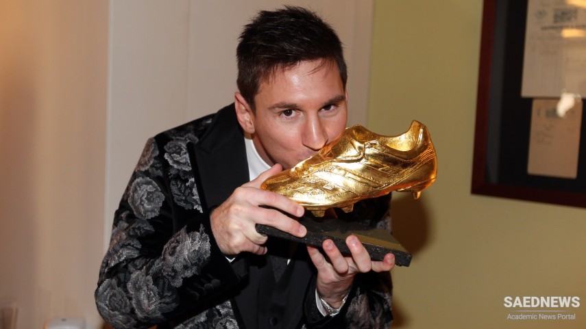 Messi's Golden Foot Figurine Stunts the Fans