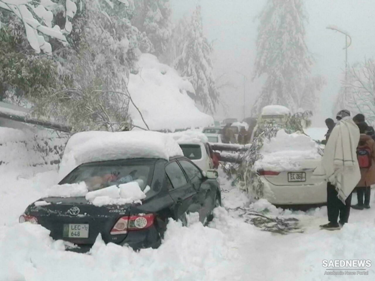 Deadly snowstorm traps hundreds of tourists in their cars in Pakistan