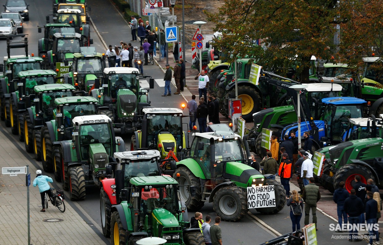 German Farmers Bring Their Tractors to Berlin Streets