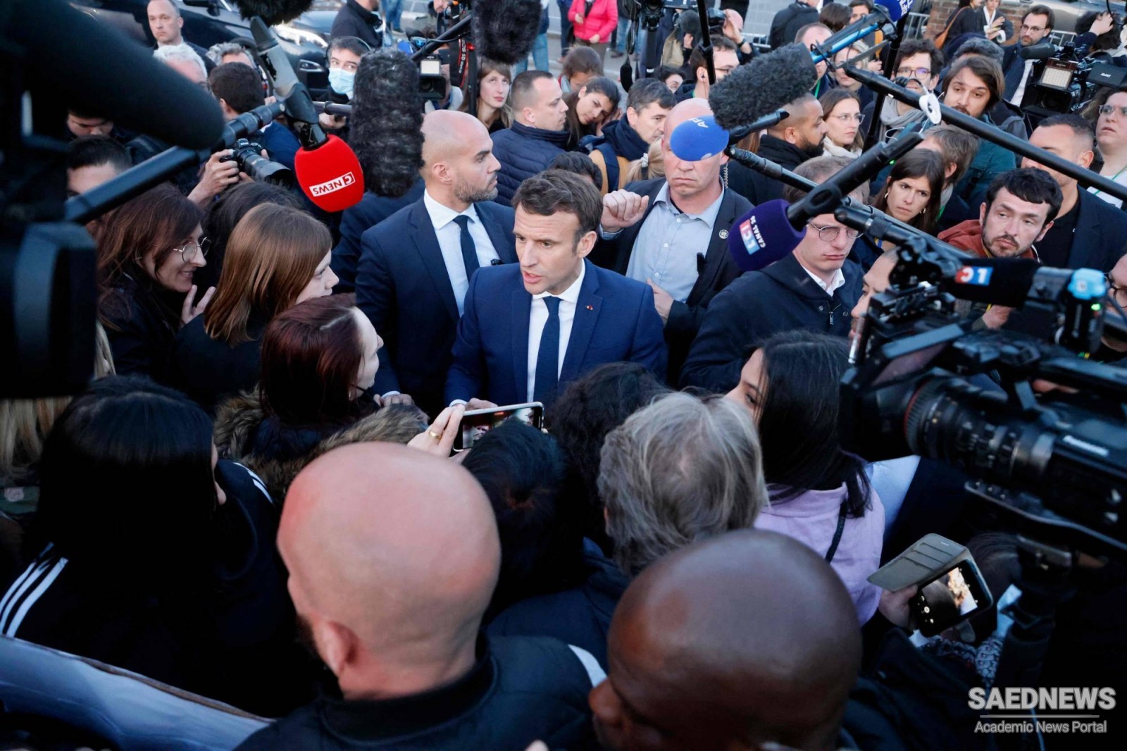 Macron faces angry voters as he campaigns against Le Pen