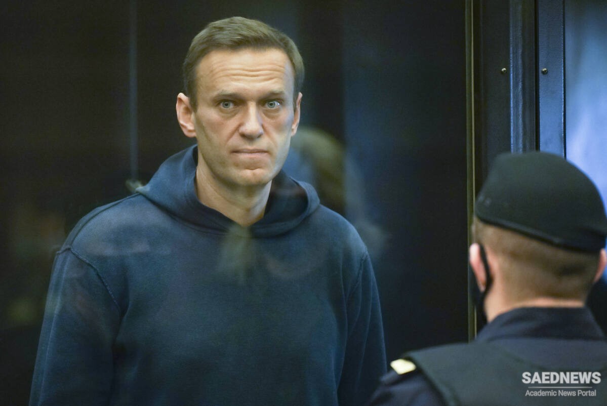 मास्को में एक अदालत से रूसी विपक्षी नवलनी को दो साल की जेल की सजा सुनाई गई है