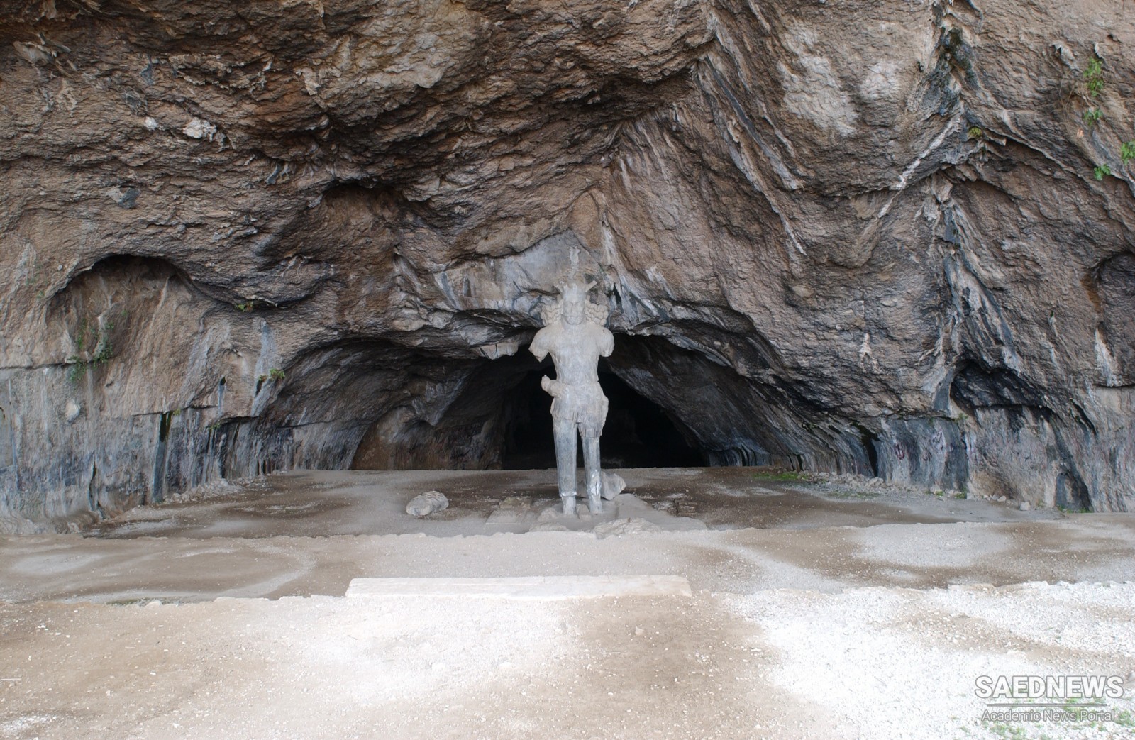 फ़ार्स प्रांत में, काज़ेरुन की ससानिद शाहपुर गुफा
