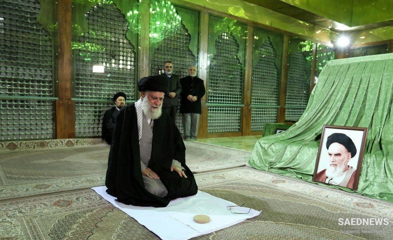 इस्लामी गणतंत्र के सर्वोच्च नेता, ईरान में वापसी की 42 वीं वर्षगांठ पर इमाम खुमैनी को अपनी श्रद्धांजलि अर्पित करते हैं