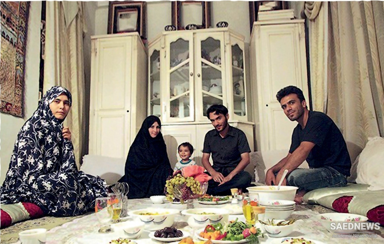 पारिवारिक बैठकें: ईरानी परिवारों में रात्रिभोज का निमंत्रण