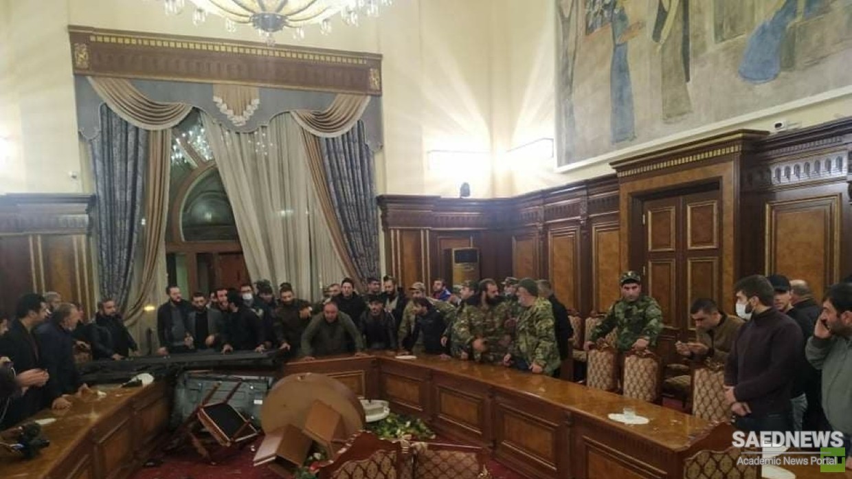 आर्मेनिया में अराजकता: आर्मेनियाई नाराज संसद पर आक्रमण युद्धविराम के लिए आपत्ति कर रहे