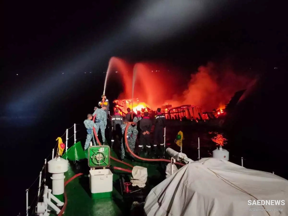 गुजरात : कोस्ट गार्ड ने 7 लोगो को जलती हुई नाव से बचाया