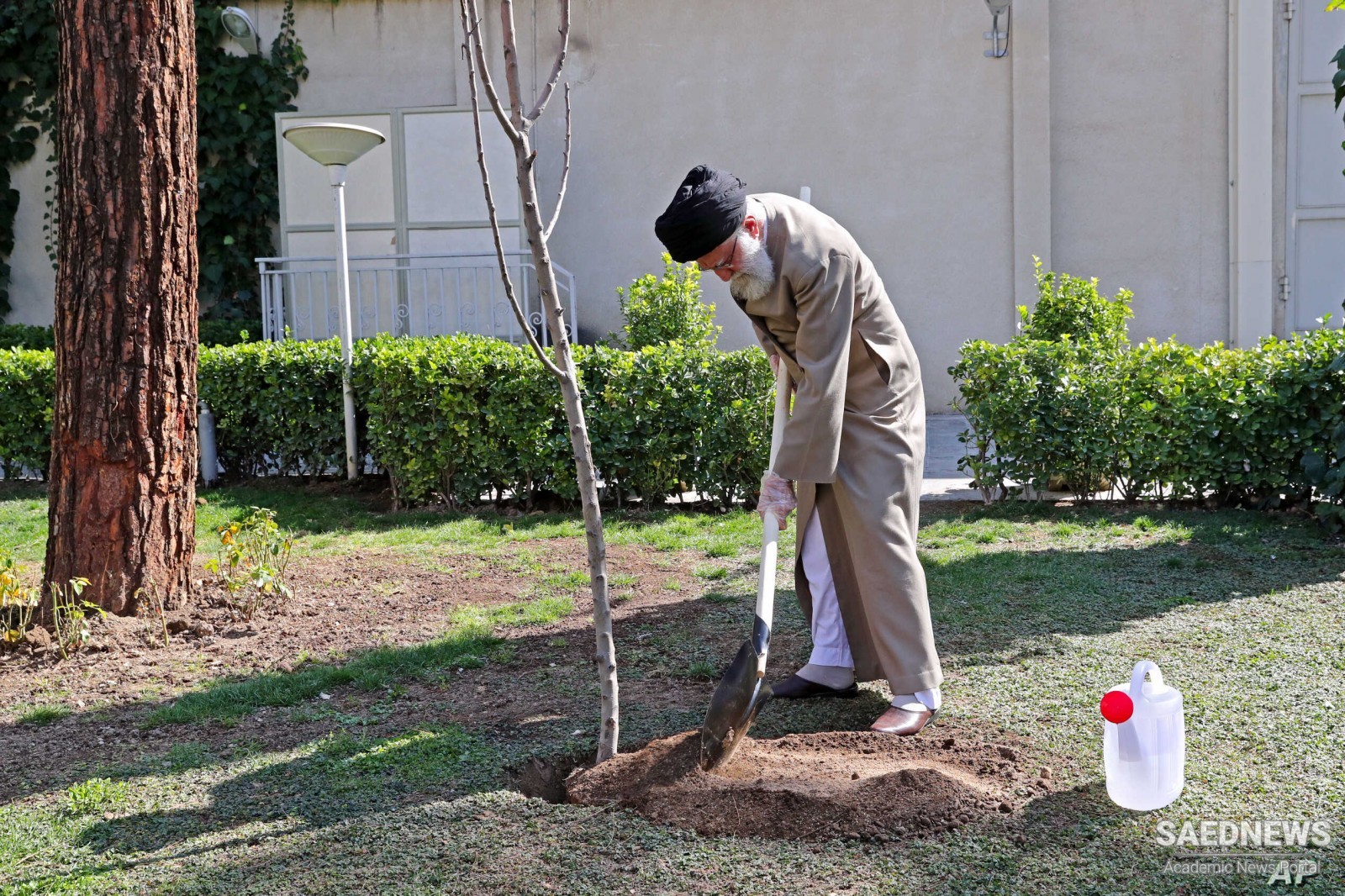 इस्लामी गणतंत्र ईरान के सर्वोच्च नेता राष्ट्रीय वृक्षारोपण दिवस मनाने के लिए पौधे लगा रहे