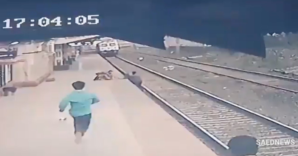 भारतीय रेलवे कर्मी ने लड़के को बचाया