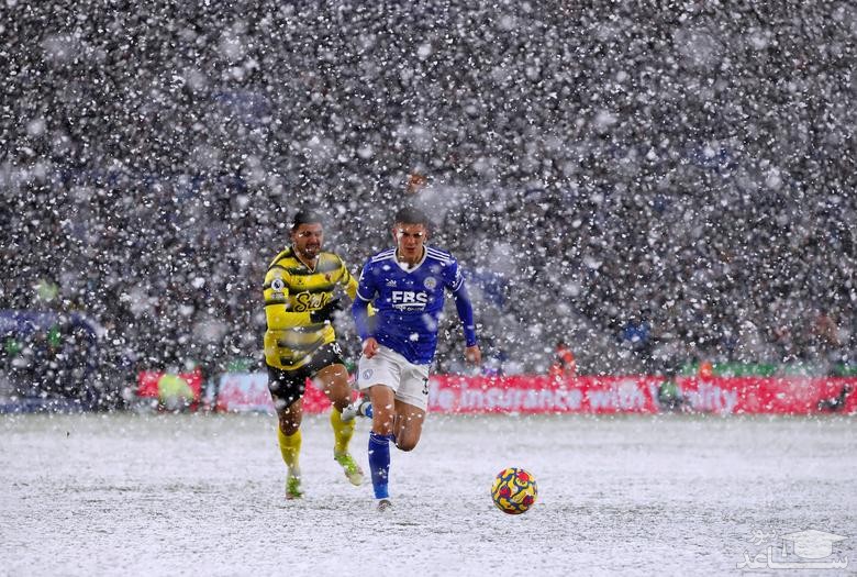 بازی دو تیم فوتبال انگلیسی " لستر سیتی" و "واتفورد" زیر بارش برف/ رویترز