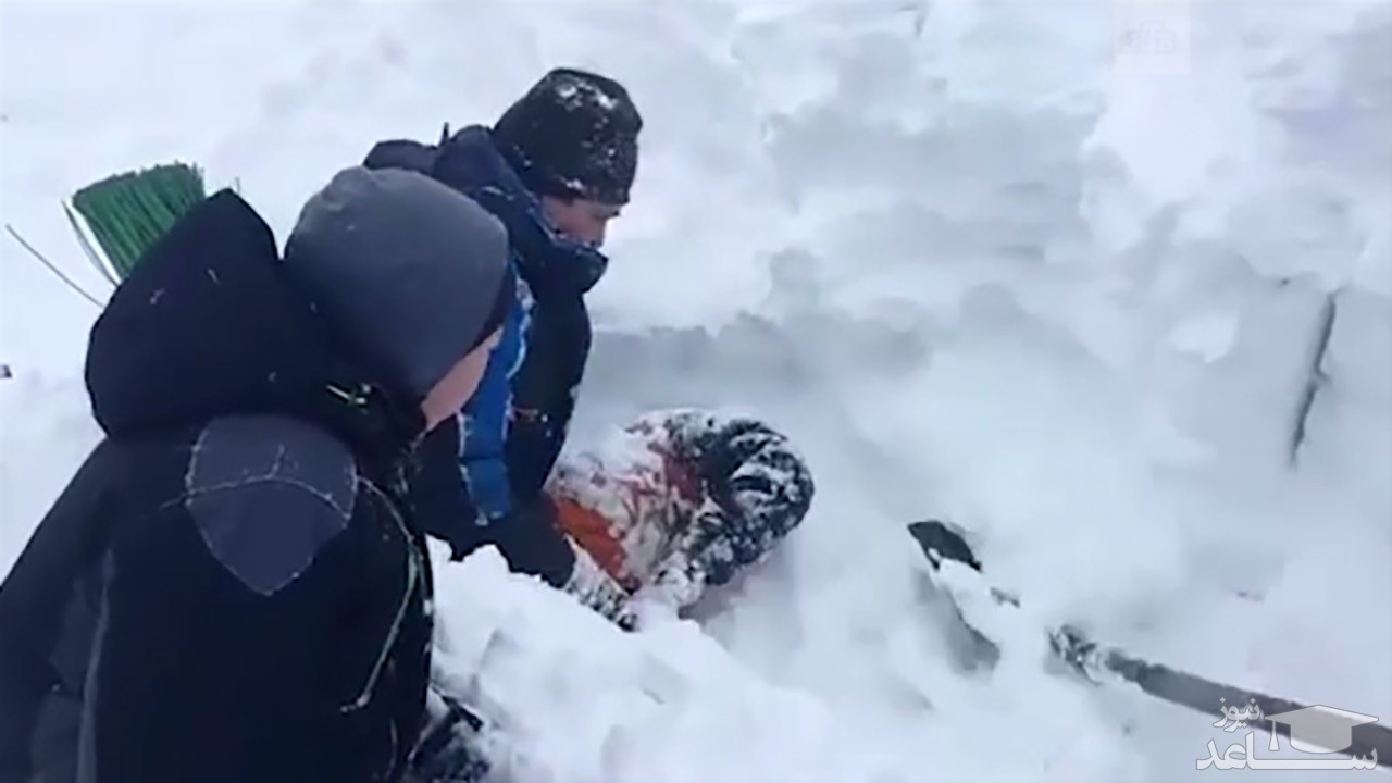 (فیلم) نجات یک پسربچه ۱۵ ساله از زیر برف