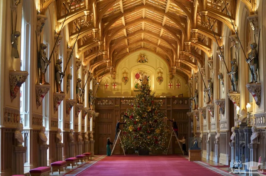 تزیین درخت کریسمس قلعه وینسور یکی از اقامتگاه های ملکه بریتانیا/ PA