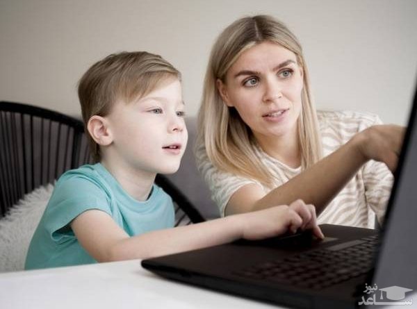 مادر و کودک در حال کار با لپ تاپ