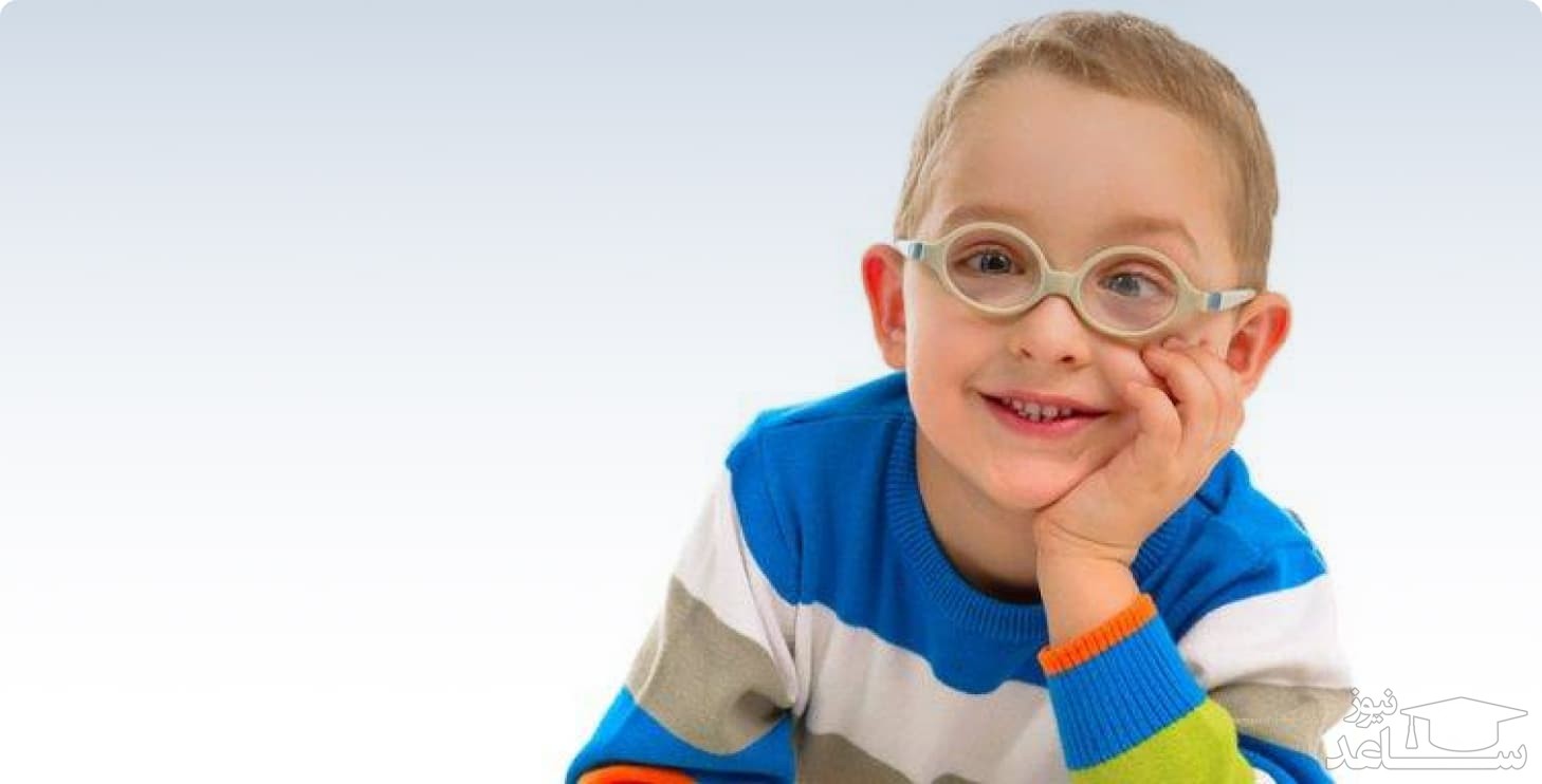 کودک عینکی دچار استرابیسم
