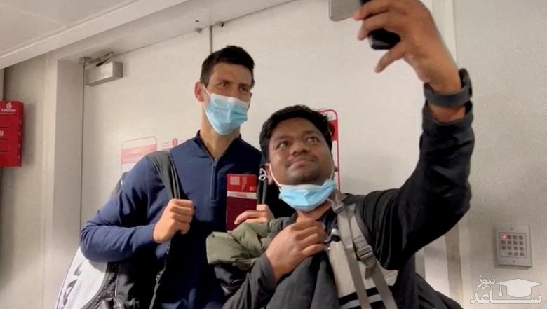 سلفی گرفتن با "نواک جاکوویچ" تنیس باز صربستانی اخراج شده از استرالیا در فرودگاه بین المللی دوبی/ رویترز