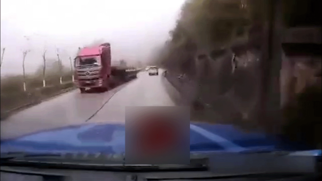 (فیلم) پرت شدن وحشتناک راننده تریلی هنگام تصادف شدید 
