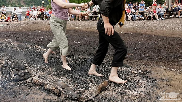 راه‌ رفتن روی زغال گداخته در سوییس ۱۳ نفر را راهی بیمارستان کرد 