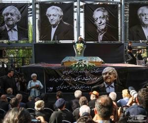 (فیلم) آواز علی نصیریان در تشییع جنازه عزت الله انتظامی