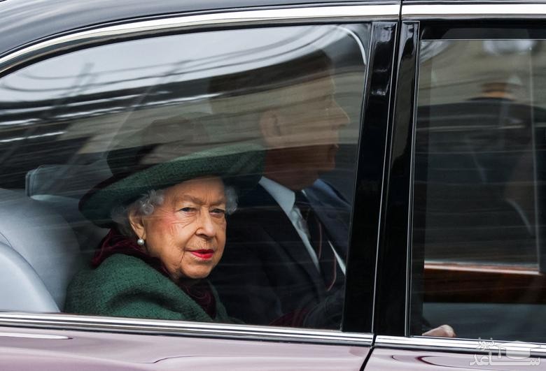 ملکه انگلیس به همراه "شاهزاده اندرو" پسرش در مراسم یادبود سالگرد مرگ همسرش شاهزاده فیلیپ در لندن. این نخستین حضور عمومی ملکه پس از ابتلا او به سویه اومیکرون کروناست./ رویترز
