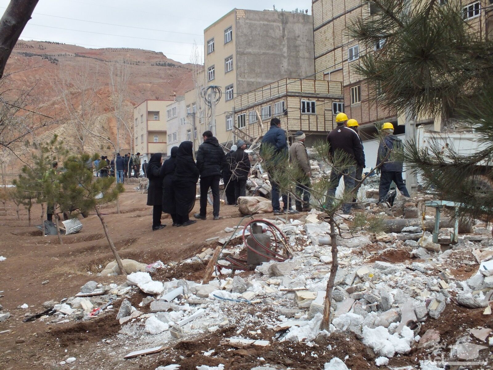 صحنه هایی دلخراش از آوارگی ساکنان ساختمان فروریخته در تبریز