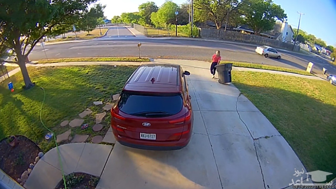 (فیلم) تصادف وحشتناک اتومبیل با یک زن در مقابل درب منزل