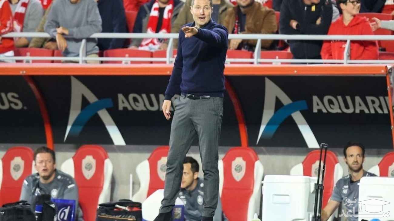 سرمربی آنتورپ، بدون لباس در کنفرانس خبری!