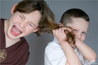 چرا کودکان موهای همدیگر را میکشند؟