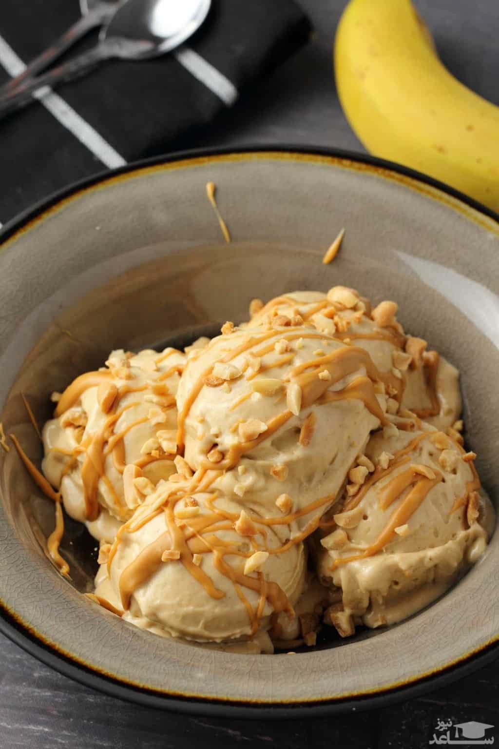 بستنی موز و بادام زمینی