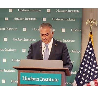 وقتی ربع پهلوی معنی کودتا را بلد نیست/ خنده حضار از تعریف پسر شاه مخلوع از کودتا + فیلم