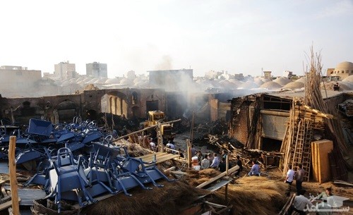 (عکس) آتش‌سوزی در بازار کهنه‌ی قم‎
