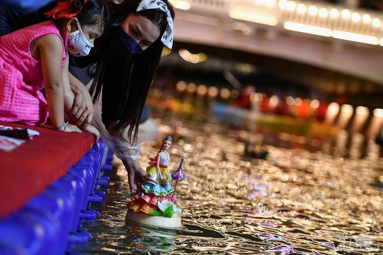 انداختن سبد گل شناور در رودخانه در جریان جشنواره آیینی (لوی کراتونگ) به عنوان عذرخواهی نمادین از الهه رودخانه در شهر بانکوک تایلند/ رویترز
