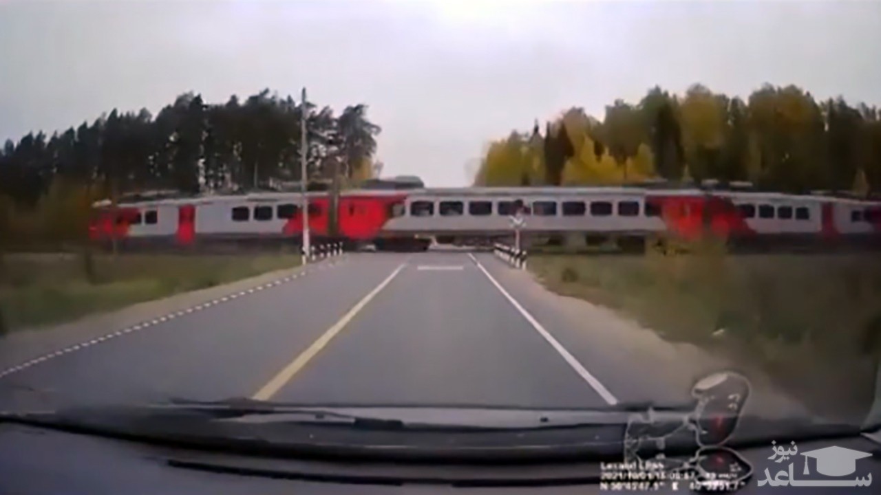 (فیلم) تلاش خسارت بار یک راننده برای پیشی گرفتن از قطار