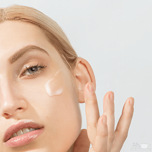 خانمی در حال استفاده از کرم روی پوست صورت