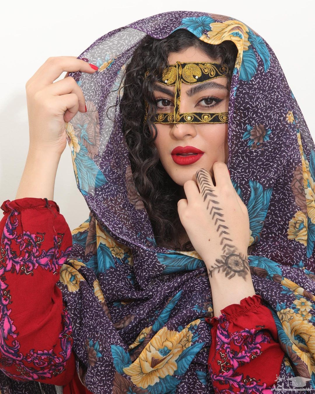 پرتره سیاه و سفید مریم مومن، بازیگر زیباروی سریال جادوگر