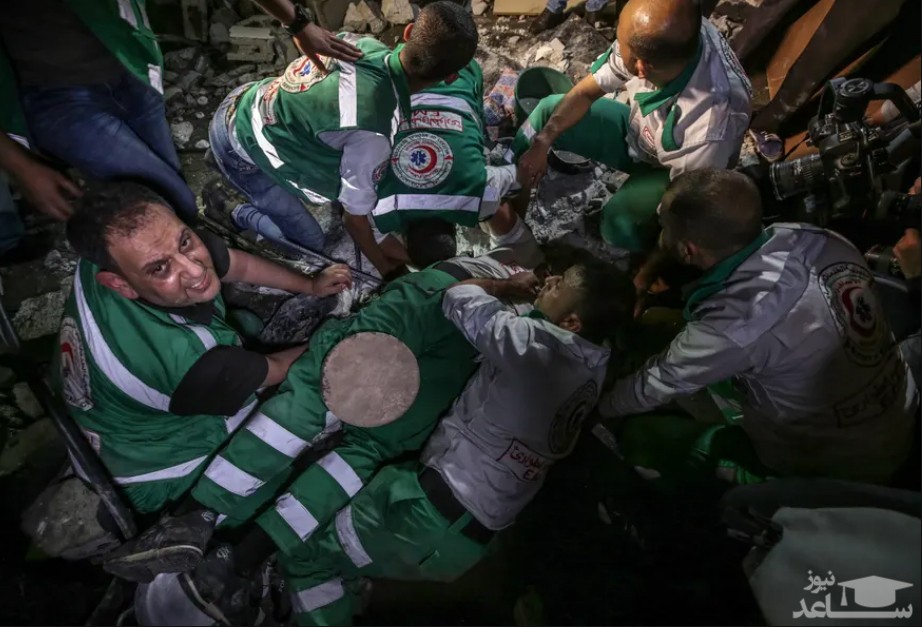 بیرون کشیدن افراد از زیر آوار برجای مانده از حملات هوایی اسراییل
