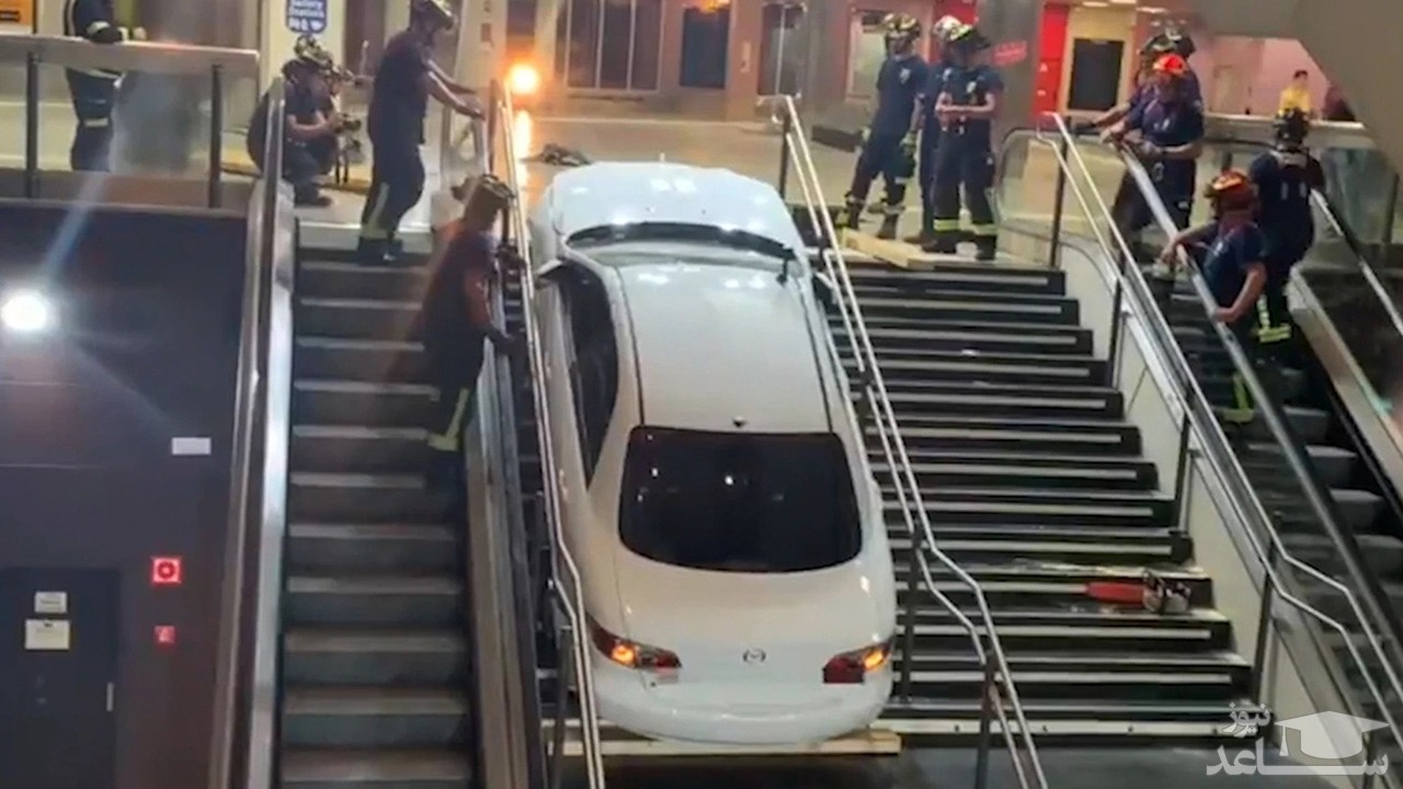 ماشین سرقتی در پله‌های مترو گیر کرد + فیلم