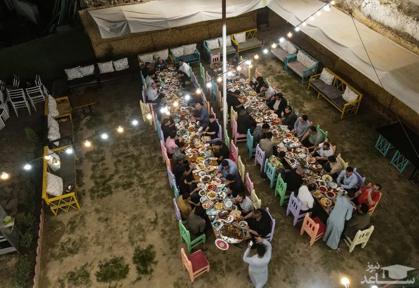 شرکت مسلمانان روزه دار عراقی در مراسم افطار یک موسسه مسیحی در شهر موصل / خبرگزاری فرانسه