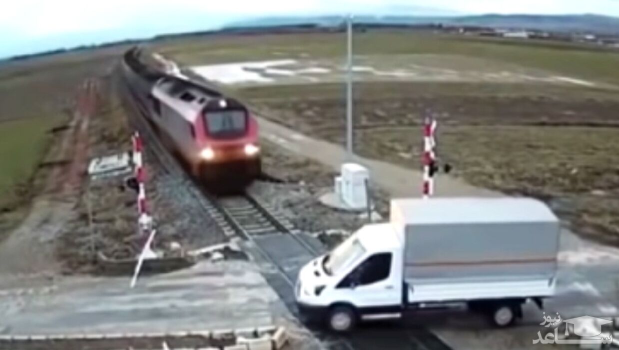(فیلم) اقدام عجیب راننده خودروی وانت روی ریل قطار 