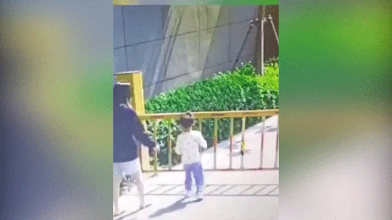 (فیلم) گیر کردن سر کودک هنگام عبور از نرده های گیت